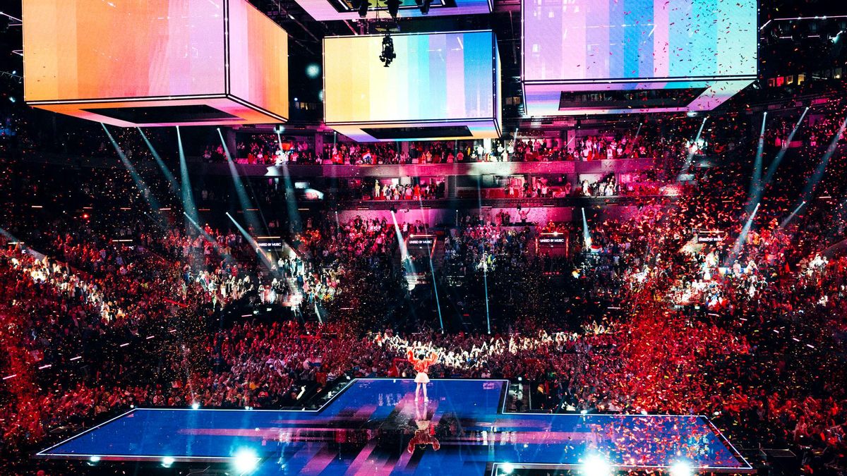 Nemo celebra con el público su victoria en Eurovisión 2024
