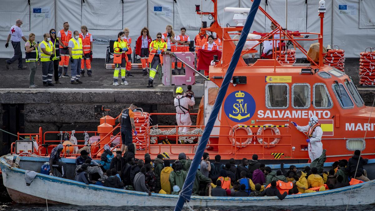 Archivo - Un cayuco a su llegada al puerto de La Restinga, a 7 de diciembre de 2024, en El Hierro
