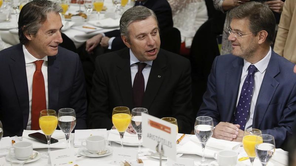 El ministro de Fomento, Íñigo de la Serna (i), conversa con el ministro de Justicia, Rafael Catalá (d), en presencia del presidente de EY España, José Luis Perelli