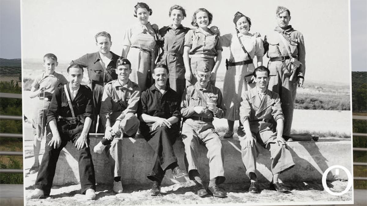 Gerda Taro, segunda a la izquierda arriba, con la cámara que sacaba fotos horizontales.