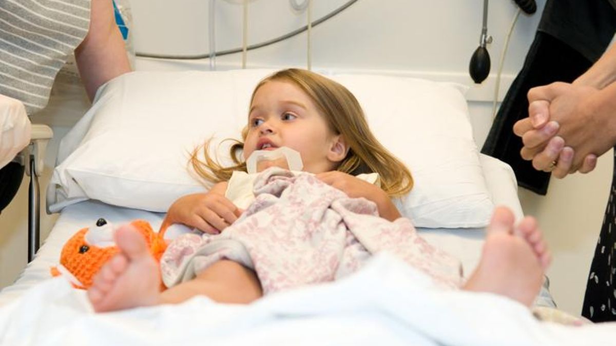 Niña en una camilla de hospital
