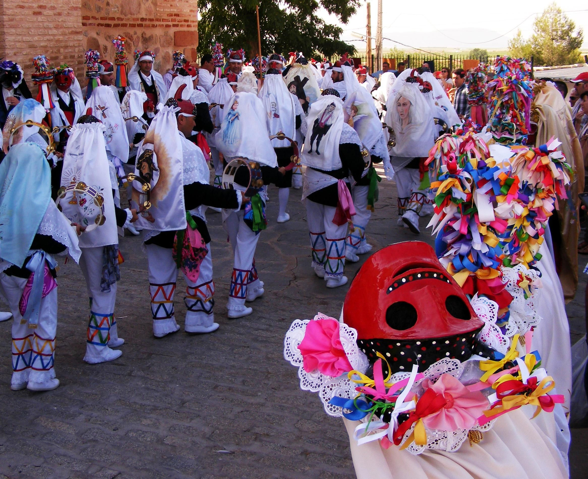 Festividad de Pecados y Danzantes de Camuñas. A la izquierda se muestra una de las máscaras de los pecados.