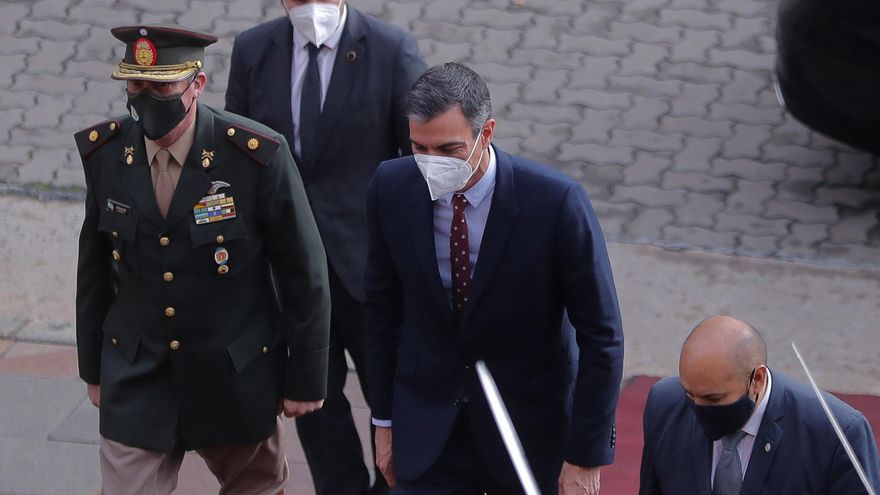 El presidente de España Pedro Sánchez (c) llega a la Casa Rosada para un encuentro con su par argentino Alberto Fernandez hoy en Buenos Aires (Argentina). EFE/Juan Ignacio Roncoroni