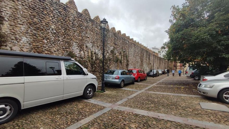 La muralla de León y el Casco Histórico sufren un cúmulo de aparcamientos irregulares y consentidos
