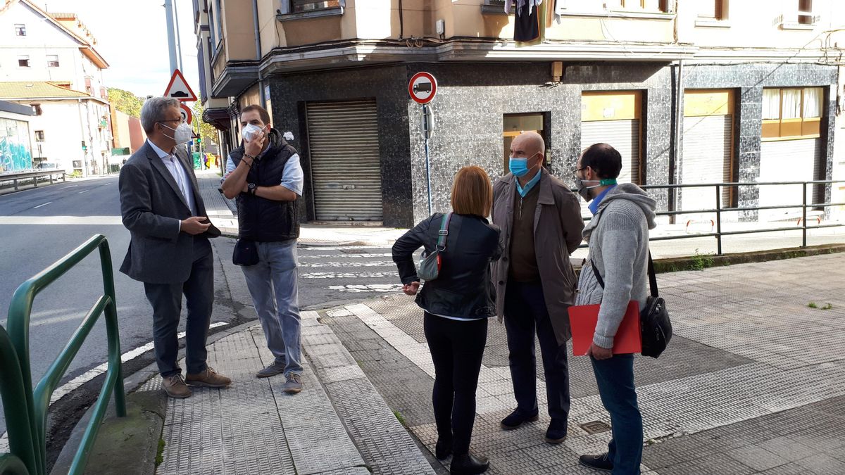 Imagen del concejal de Seguridad Ciudadana de Barakaldo, Ángel Madrazo, con vecinos de Burtzeña y el edil de Vivienda, Alfredo Retortillo.