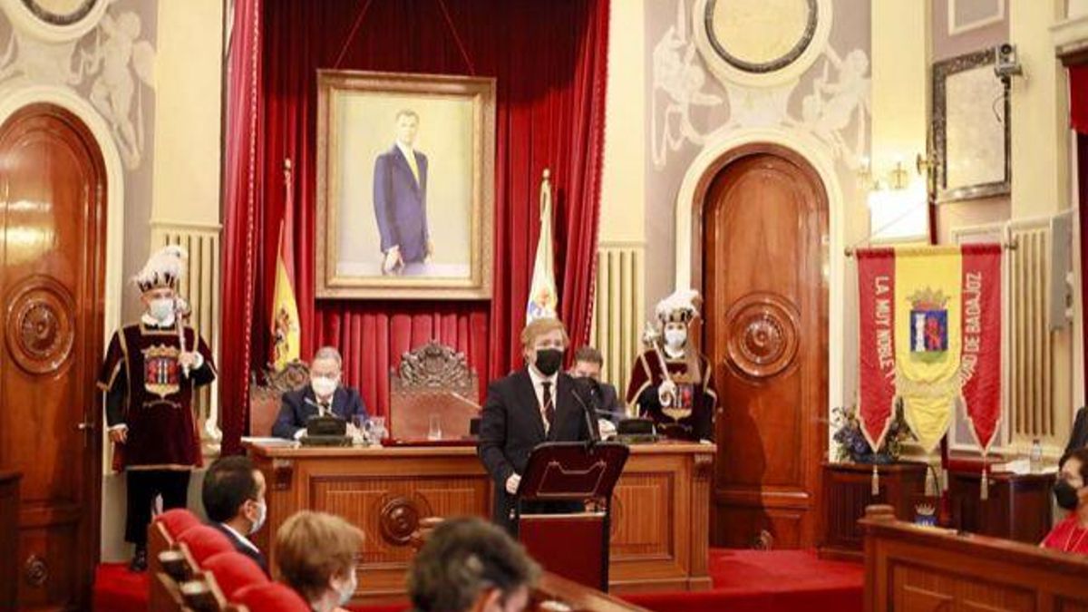 Un momento del pleno extraordinario celebrado este sábado en el Ayuntamiento de Badajoz.