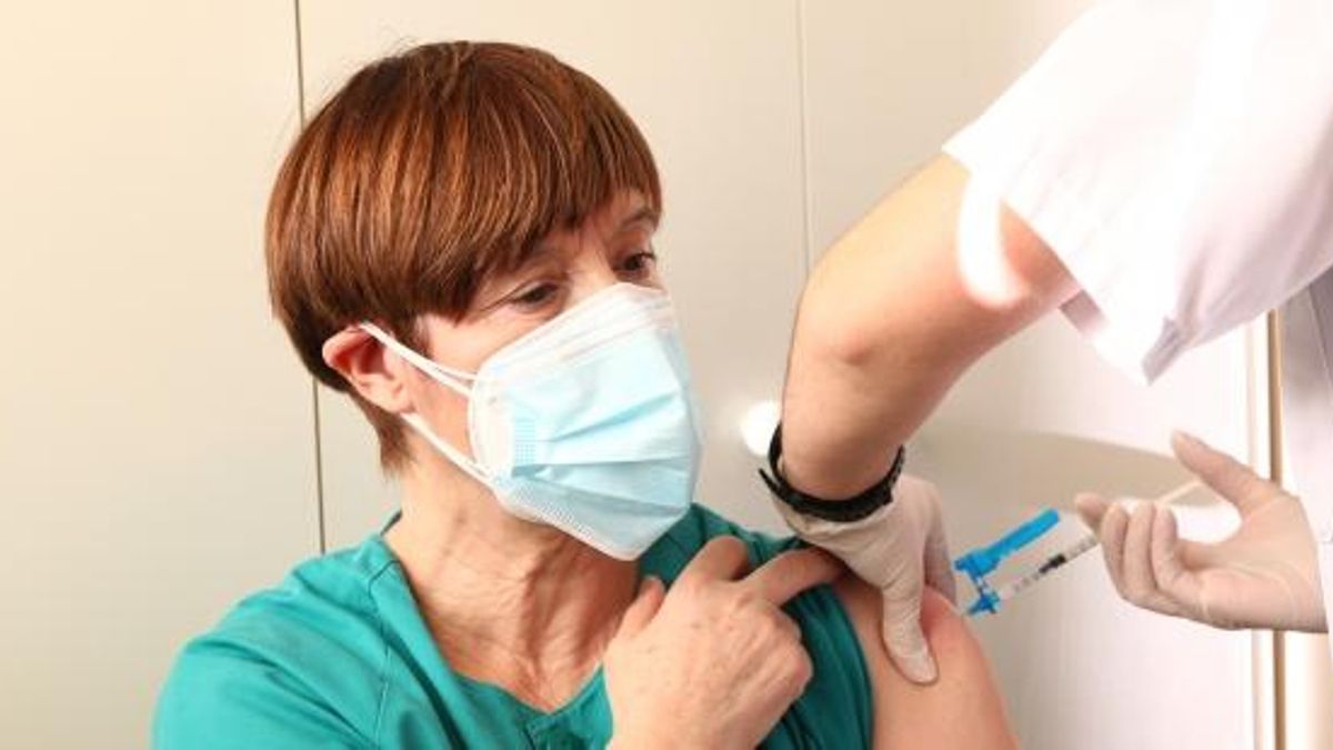 Una de las profesionales sanitarias del Clínico, en el momento de vacunarse.