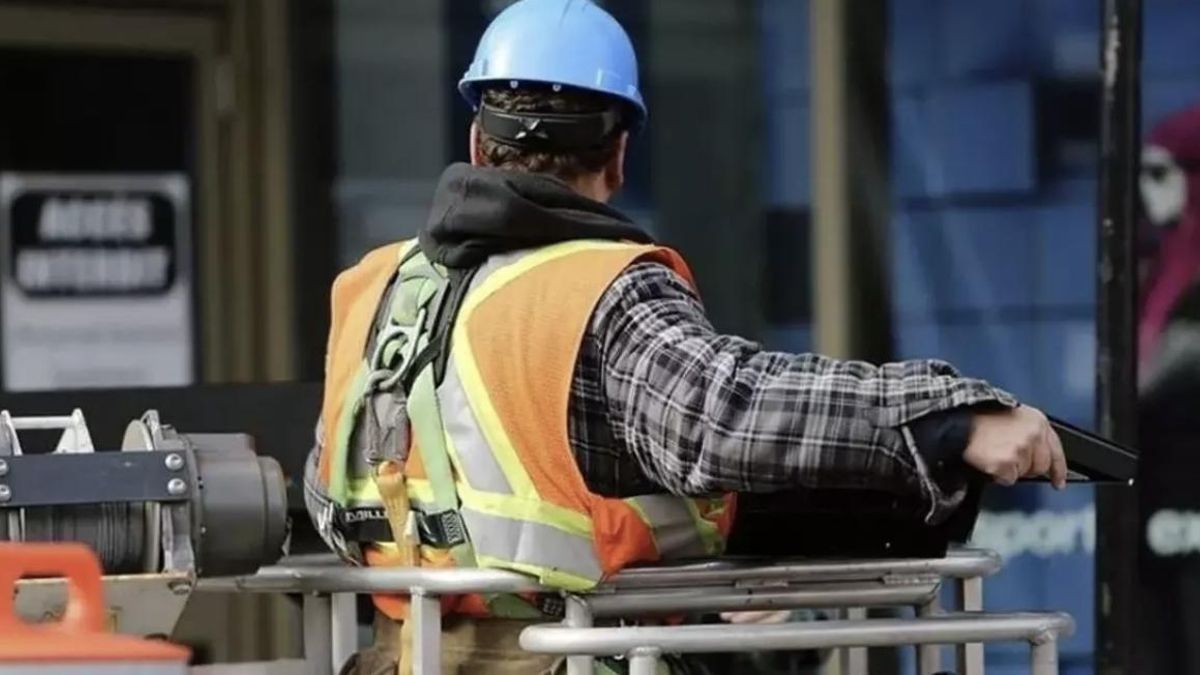Imagen de archivo de un operario de la construcción.