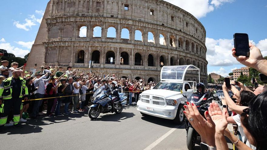 El papamóvil pasa frente al Coliseo