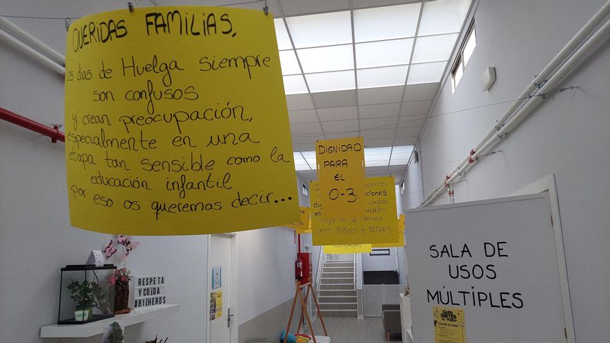 Carteles informativos sobre la huelga dentro del interior de esta escuela de Rivas.