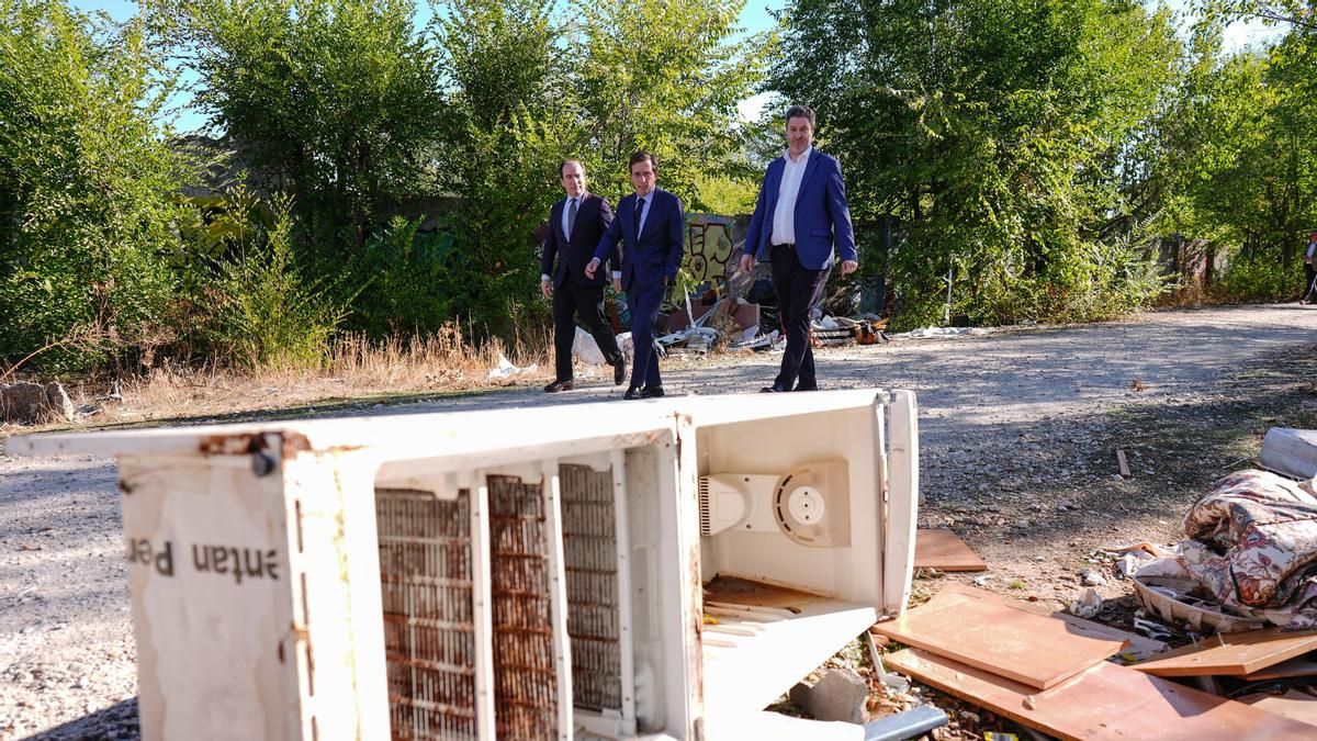 Almeida busca su primera foto electoral en un "vertedero" de la Operación Campamento y le acusan de "bulo"