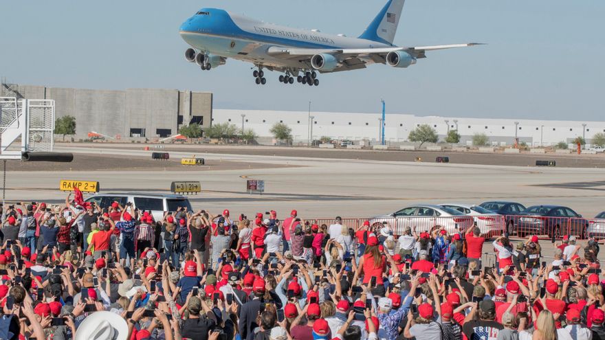 Partidarios de Trump esperan el aterrizaje del avión del presidente en Arizona, donde se desplazó para celebrar un mitin.