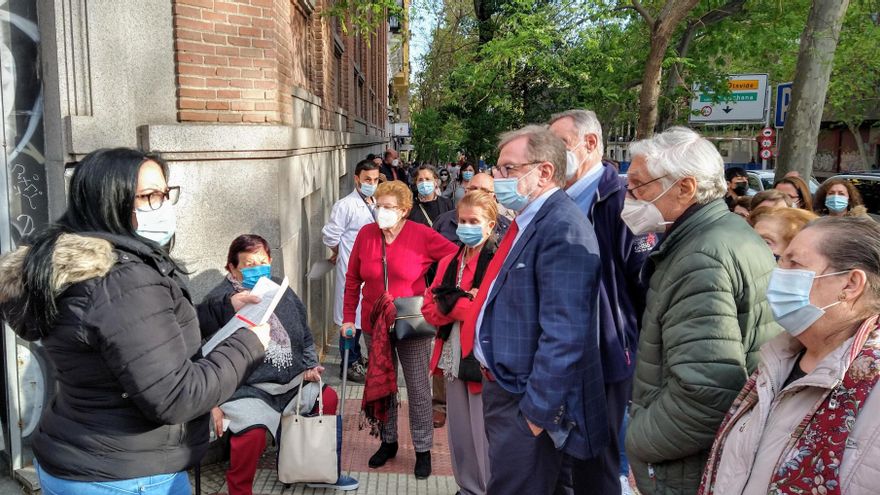 Un momento en el que los citados eran llamados por sus nombres en Eloy Gonzalo para ser vacunados