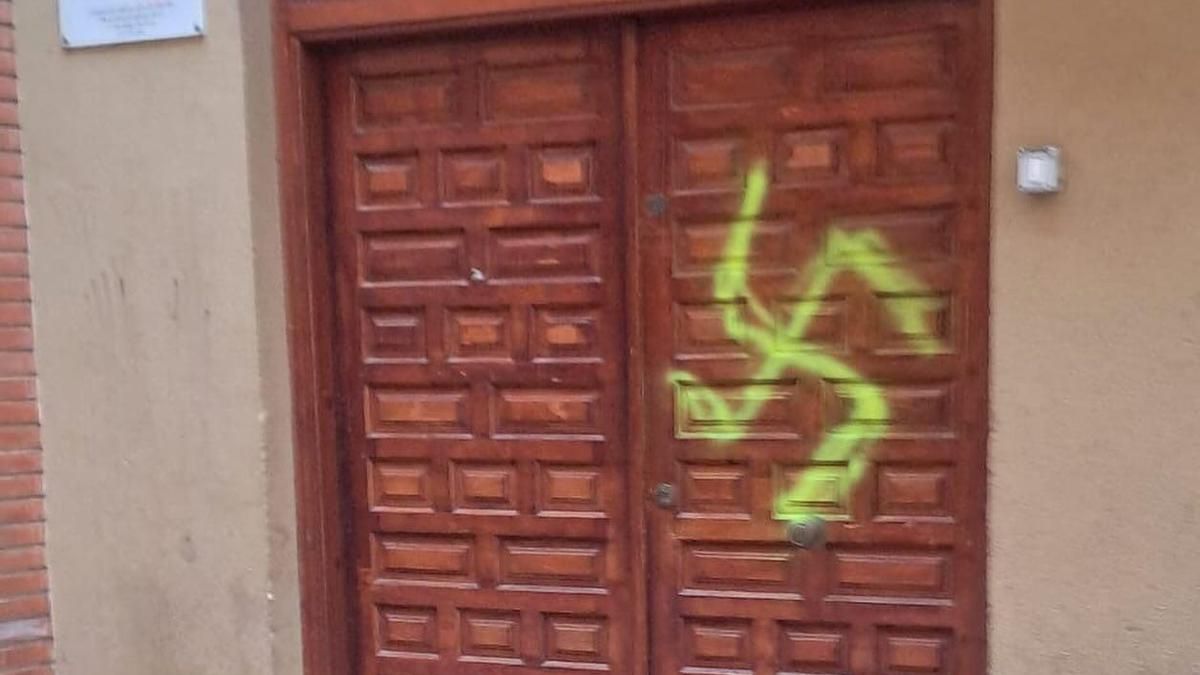Pintada en la sede de la asociación en Zaragoza