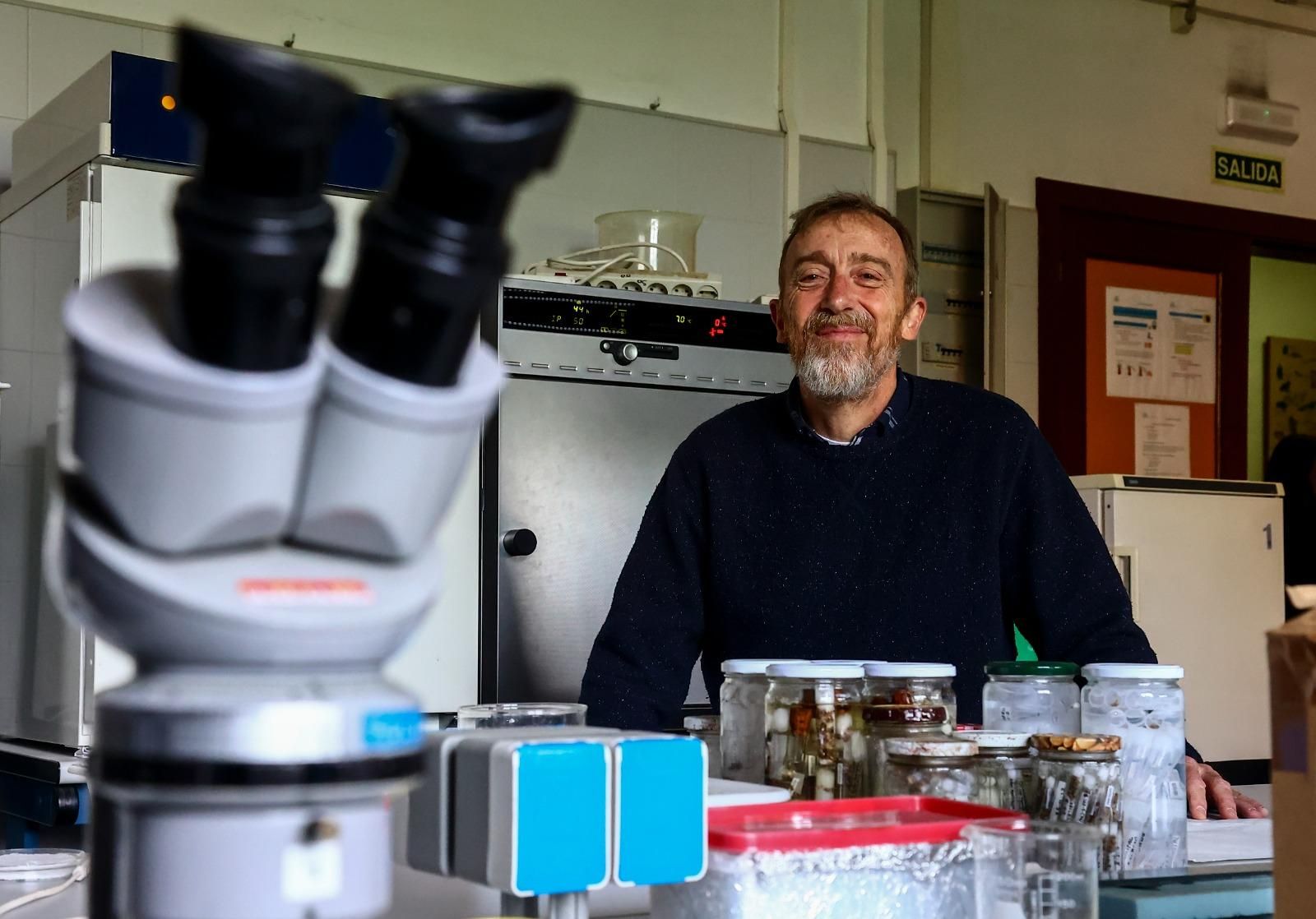 Alfredo Fernández Ojanguren, en el laboratorio del Departamento de Zoología de la Universidad de Oviedo/Uviéu.