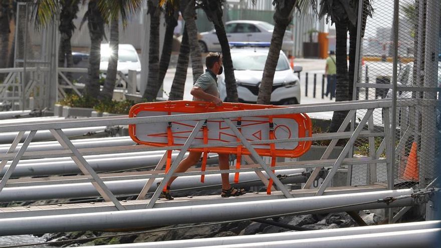 Los agentes de la Guardia Civil recogen su material de trabajo tras el rescate del cuerpo sin vida de una submarinista. EFE/ Elvira Urquijo A.