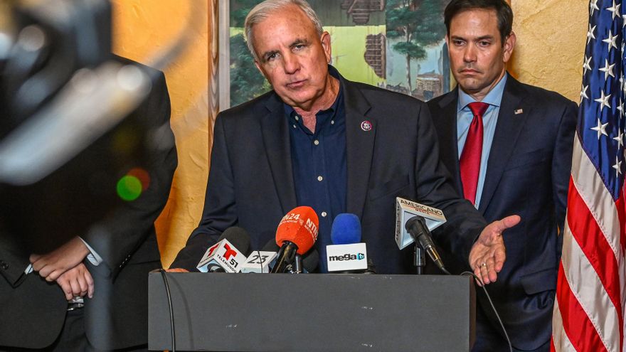 Congresista defiende centro de detención del ICE en Miami donde migrantes exclaman 'SOS'