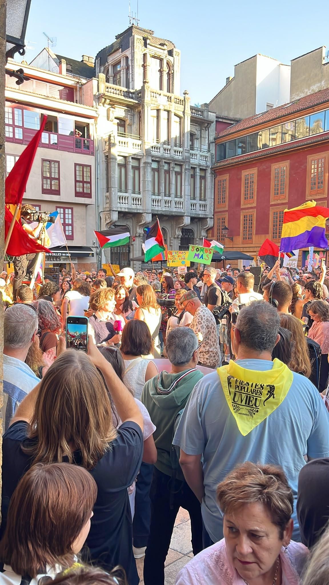 Concentración contra la violencia fascista en la plaza del Ayuntamiento de Oviedo