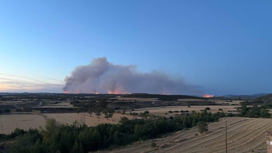 Fuego en las calles: el incendio de Orés entra en el casco urbano de Asín y obliga a desalojar Uncastillo