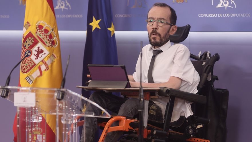 El portavoz de Unidas Podemos en el Congreso, Pablo Echenique, interviene en una rueda de prensa en el Congreso.