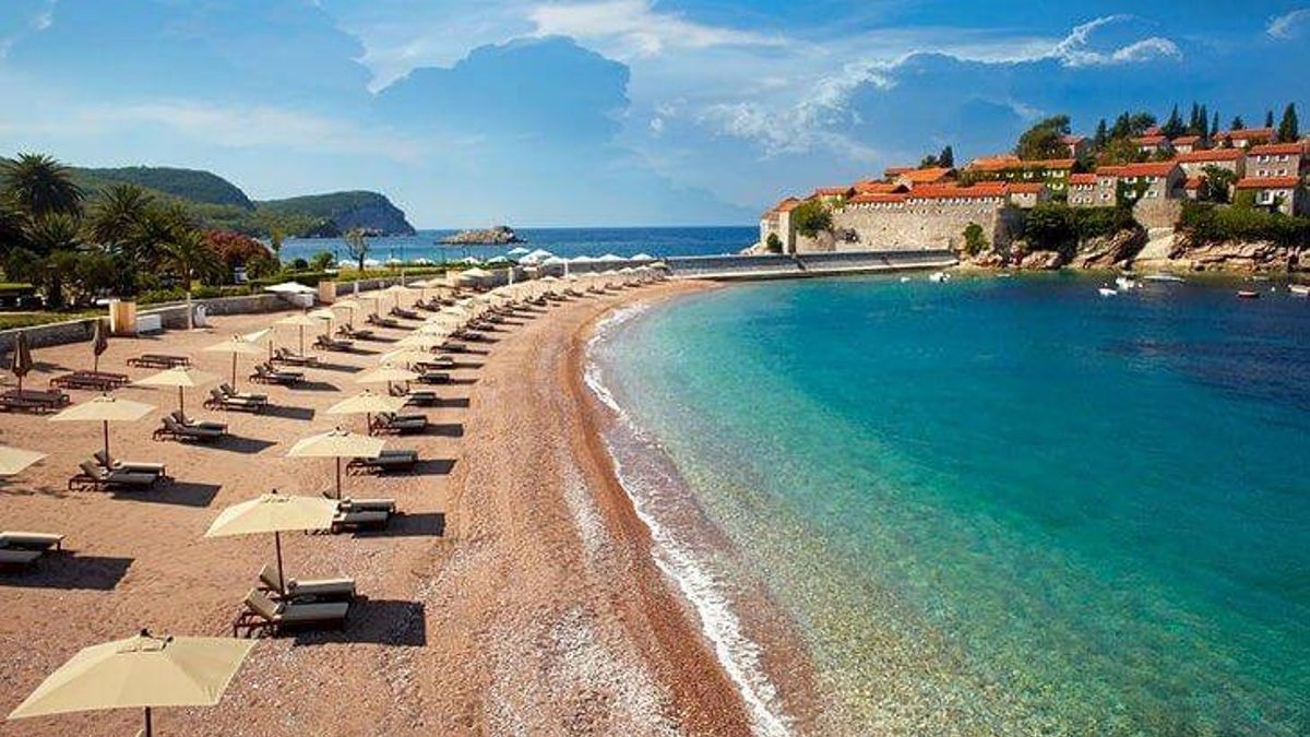 La playa de Becici ha sido reconocida históricamente por su calidad