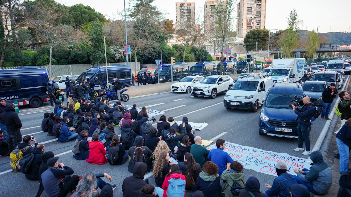 Los docentes cortan la Ronda de Dalt en Barcelona y la autopista AP-7 en el último día de huelga