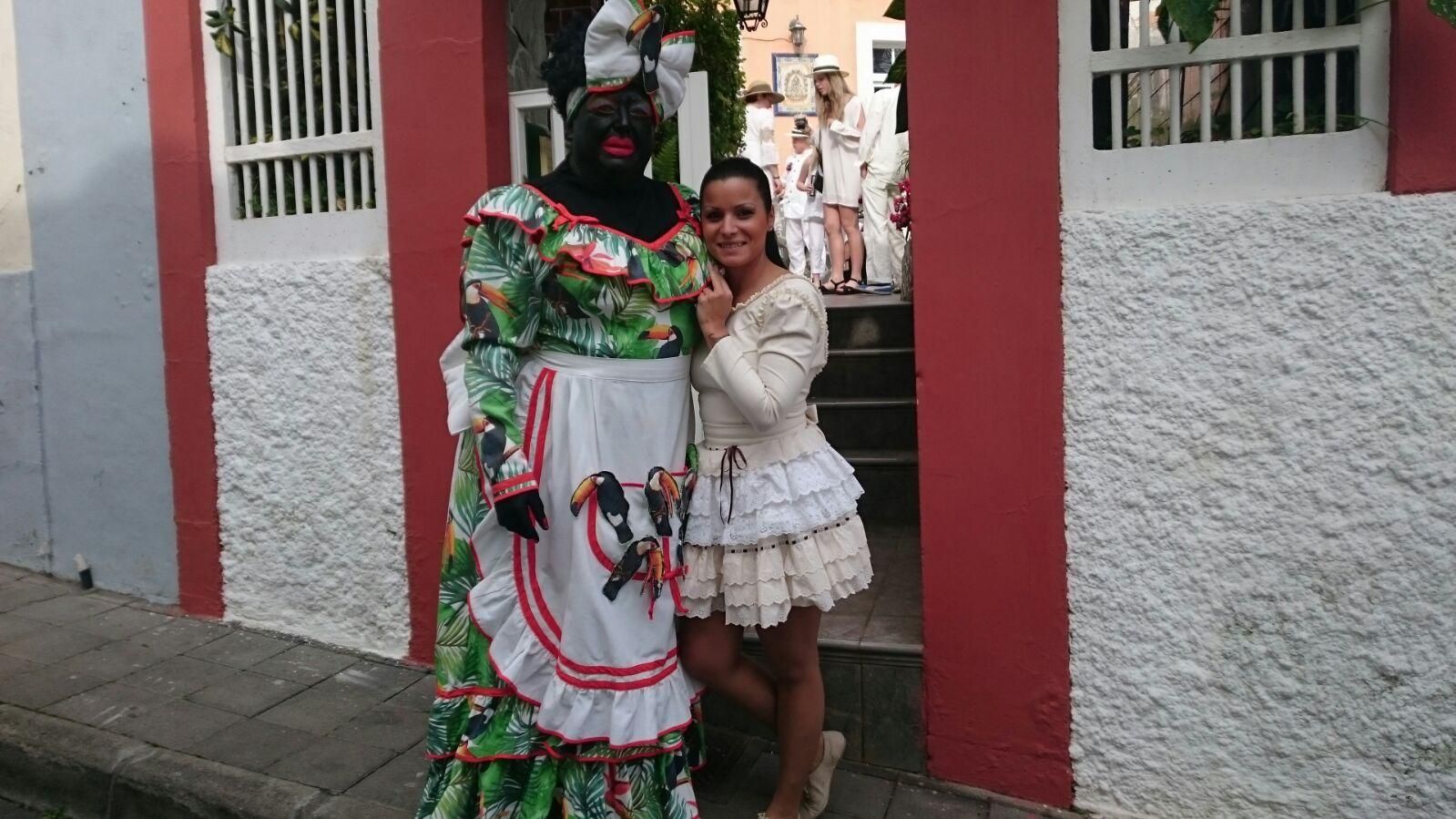 Nazaret posa con la Negra Tomasa después del maquillaje. Foto: JOSÉ AYUT