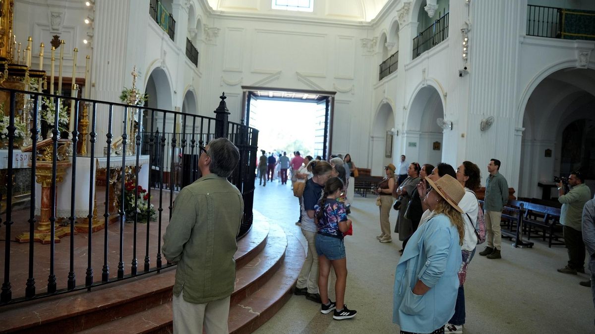 El presidente en funciones de la Junta de Andalucía, Juanma Moreno (1d), coincide con el portavoz de Vox en el Parlamento andaluz, Manuel Gavira (1i), en una visita a la Virgen del Rocío en su ermita, antes de asistir a la tradicional Saca de las yeguas.