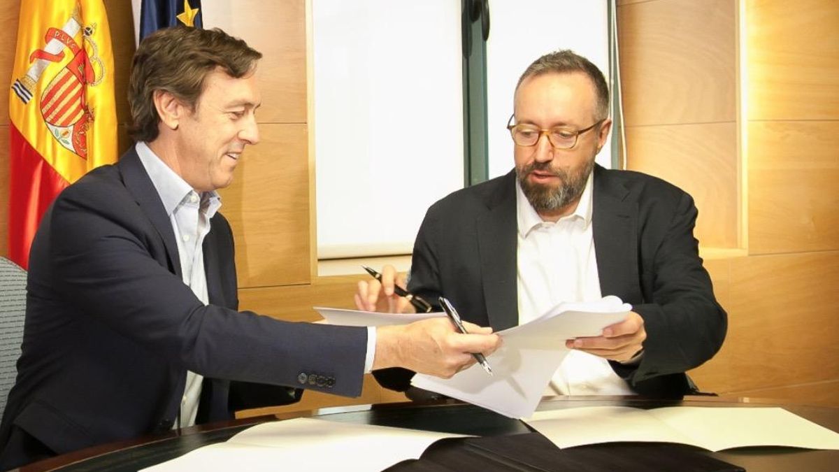 Rafael Hernando y Juan Carlos Girauta firman el acuerdo que abre las negociaciones para la investidura de Rajoy / Congreso