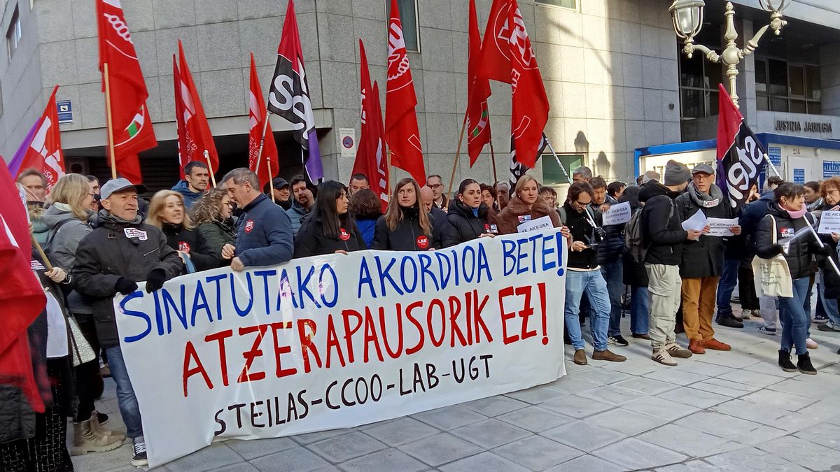 Representantes de CCOO, Steilas, LAB y UGT concentrados ante los jugados.
