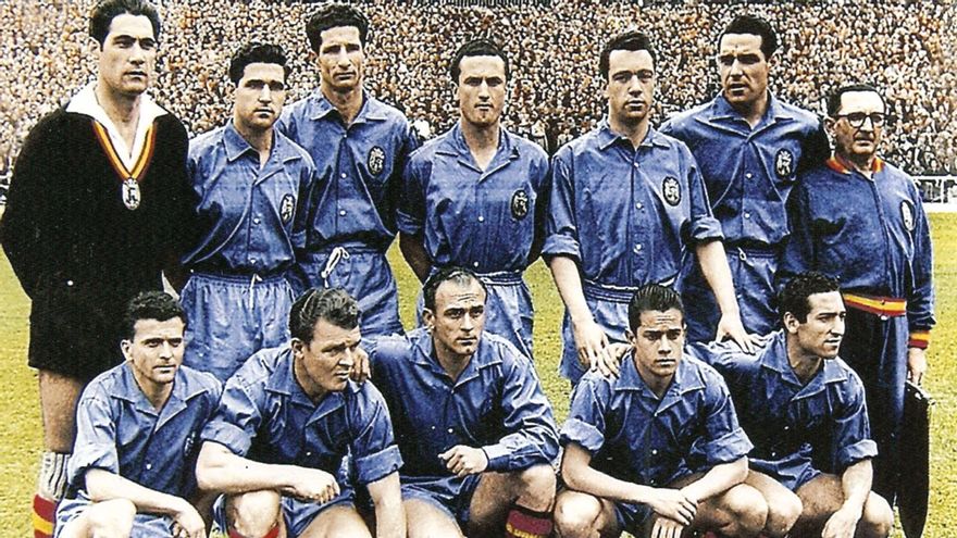 Miguel 'El Palmero' (el primero por la izquierda de la fila baja) formando con la selección española