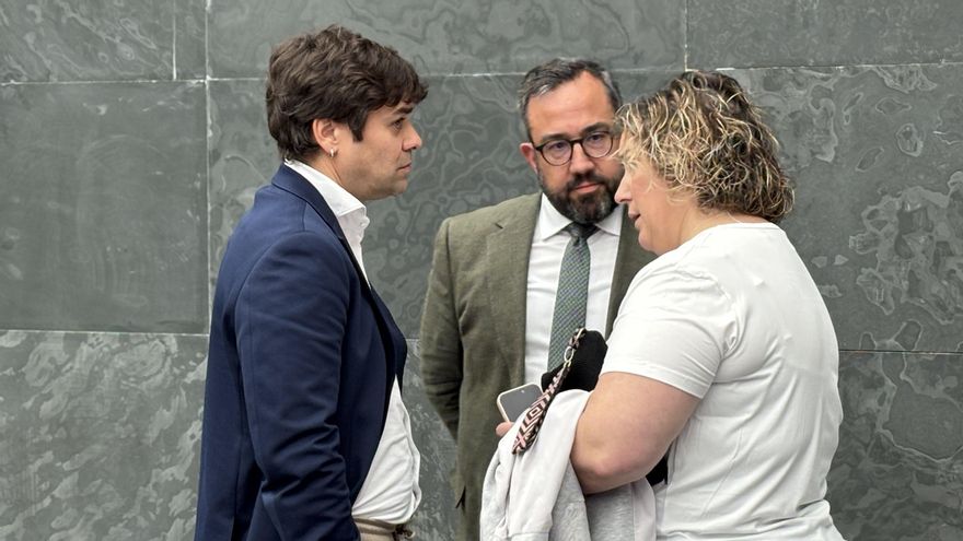 Pablo Azcona, de Geroa Bai, conversa con el vicepresidente primero del Gobierno de Navarra, Javier Remírez, y la secretaria de Organización del PSN, Esther Iso, en el atrio del Parlamento este jueves.