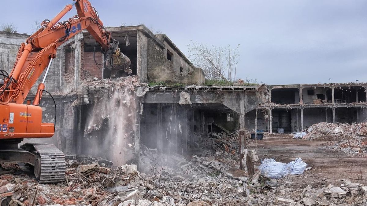 En marcha el derribo de una nave en ruina en Antonio López