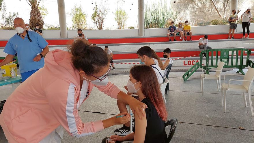 Más del 76% de la población a vacunar en Canarias ha recibido al menos una dosis contra la COVID-19