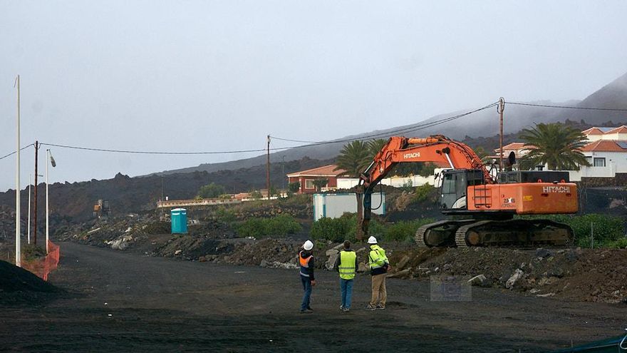Inicio de las obras en la carretera LP-2  (Las Manchas) afectada por las coladas del volcán Tajogaite.