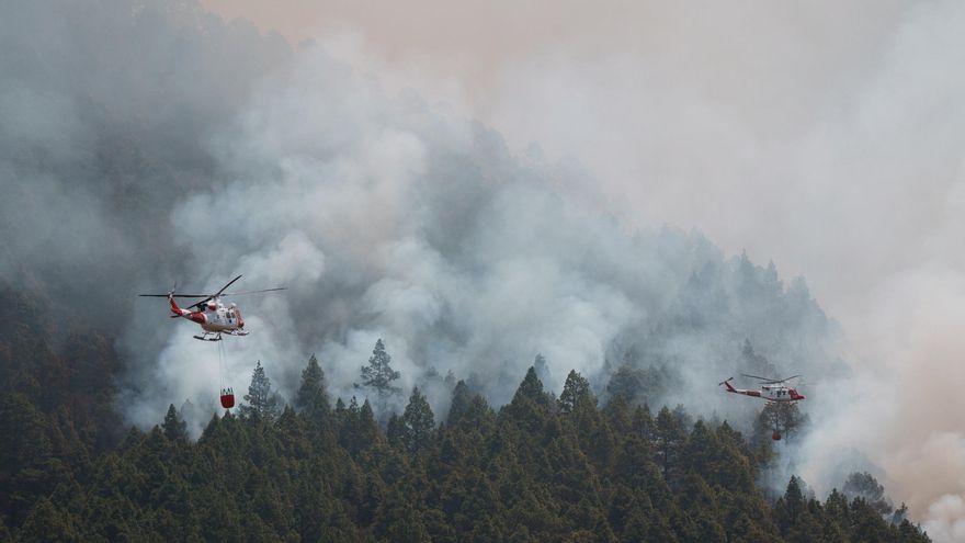 Helicópteros trabajan en el pueblo de Aguamansa, en el municipio de La Orotava