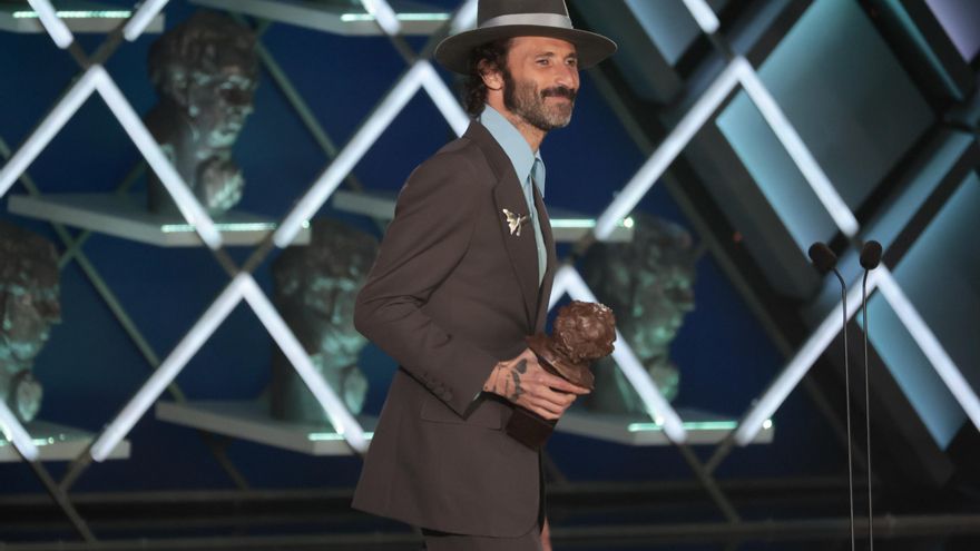 Leiva recibe el Goya a Mejor canción original por 'Sintiéndolo mucho'