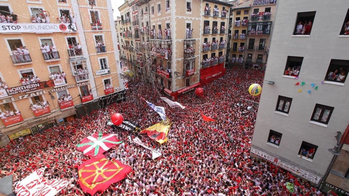 El bando de San Fermín prohíbe el acceso a la Plaza Consistorial y a la Plaza del Castillo con banderas y telas grandes