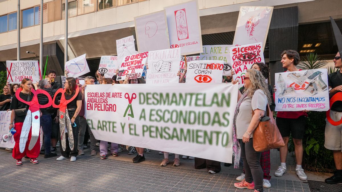 Concentración de la comunidad educativa de la Escuela Superior de Arte y Diseño Mateo Inurria en defensa de sus enseñanzas