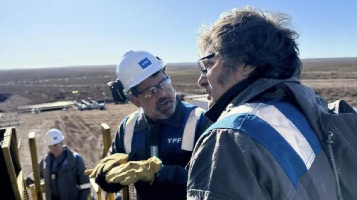 El presidente Javier Milei durante una visita a Vaca Muerta.
