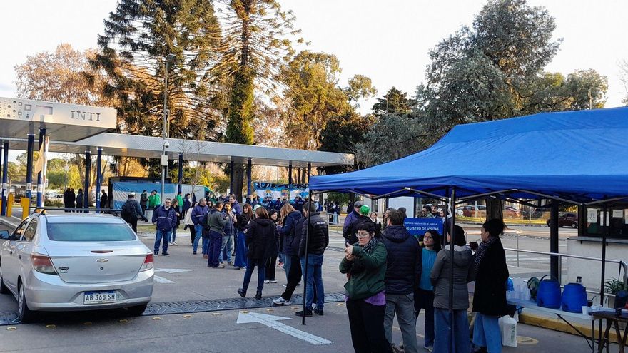 Trabajadores del INTI se movilizan en contra del decreto “que los desguaza”: represión policial y detenidos