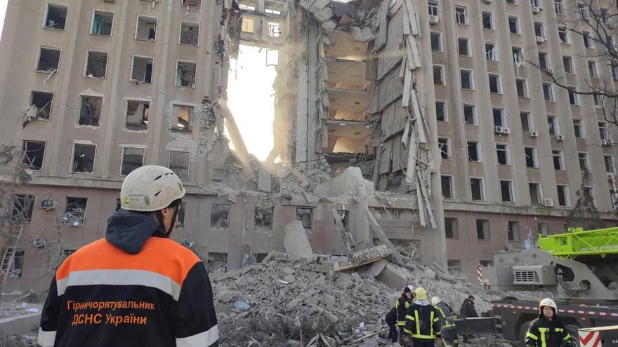 El edificio de la administración estatal regional de Mykolaiv alcanzado por un bombardeo este martes.