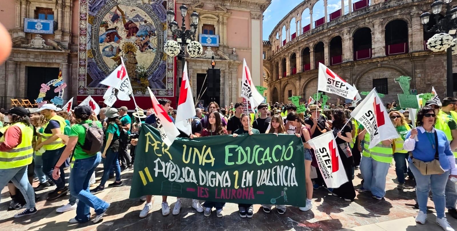 Miles de docentes se manifiestan en València en el primer día de huelga indefinida
