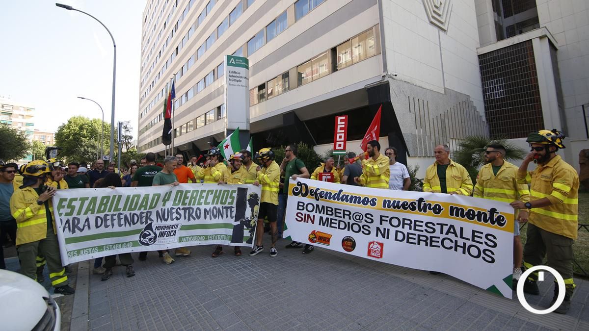 Denuncian “el riesgo que corren los bomberos del Infoca por falta de equipamiento y de personal”