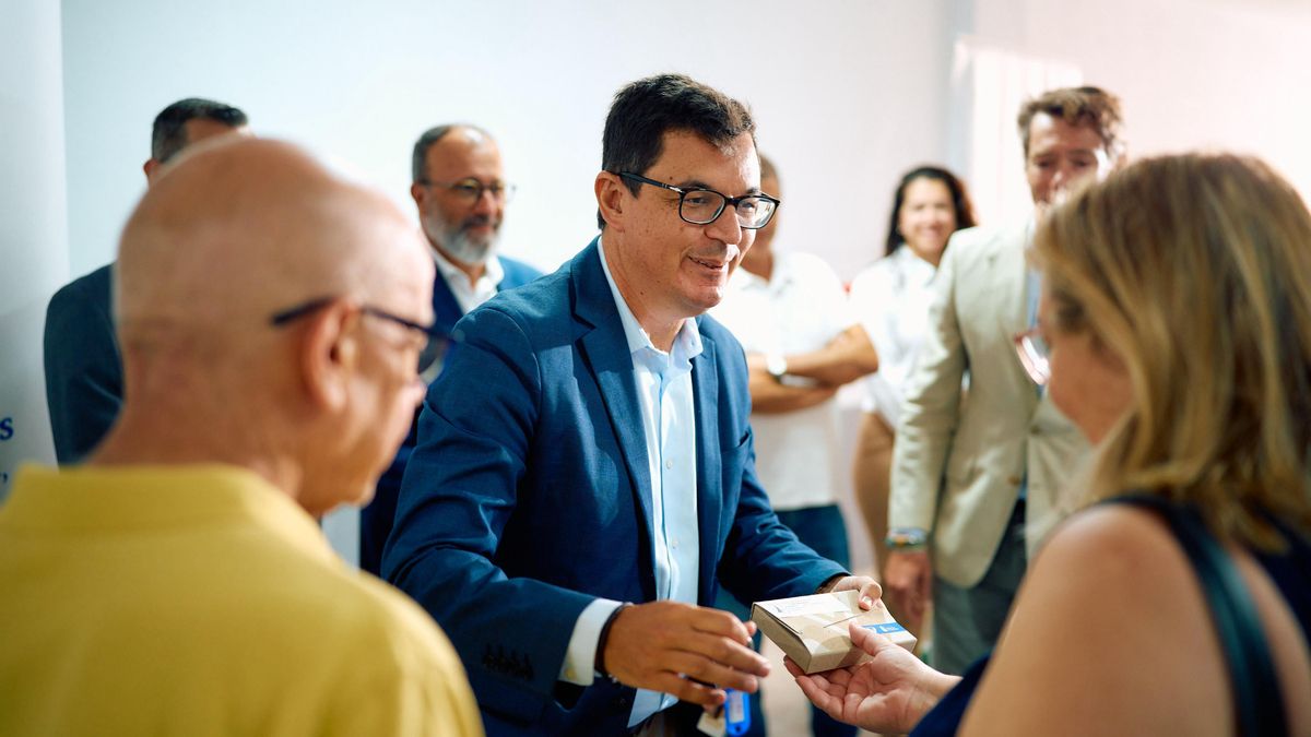 El consejero de Obras Públicas, Vivienda y Movilidad del Gobierno de Canarias, Pablo Rodríguez, ha hecho entrega este miércoles de las llaves de ocho viviendas protegidas de alquiler asequible en Santa Lucía de Tirajana, en Gran Canaria.