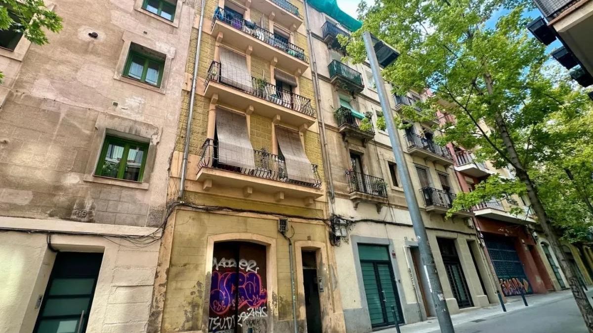 El Ayuntamiento de Barcelona compra una finca en Gràcia que era una herencia no reclamada y llevaba años ocupada