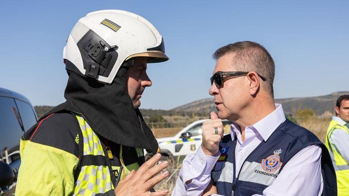 Emiliano García-Page habla con efectivos de emergencias nada más llegar a la zona del siniestro ferroviario de Urda