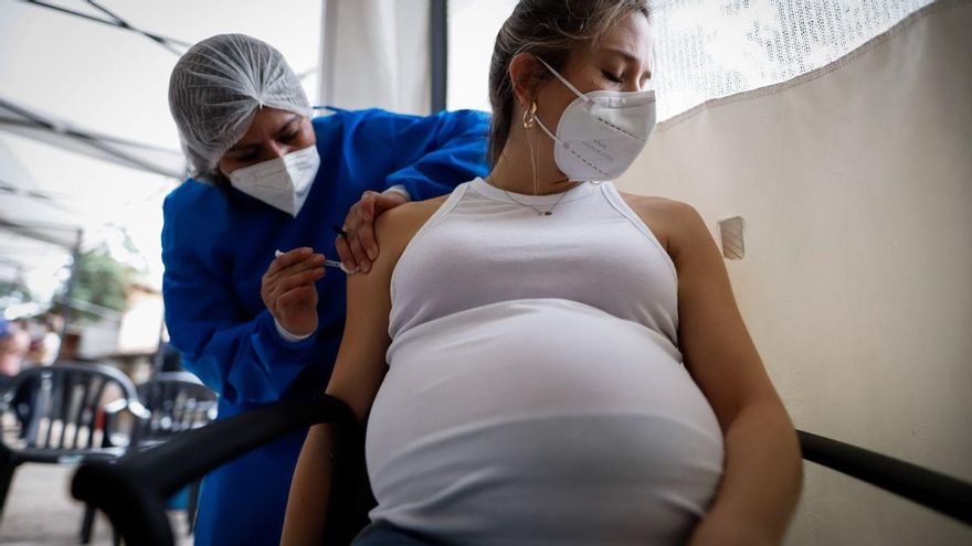 Sanidad anima a las mujeres embarazadas canarias a vacunarse contra la COVID-19