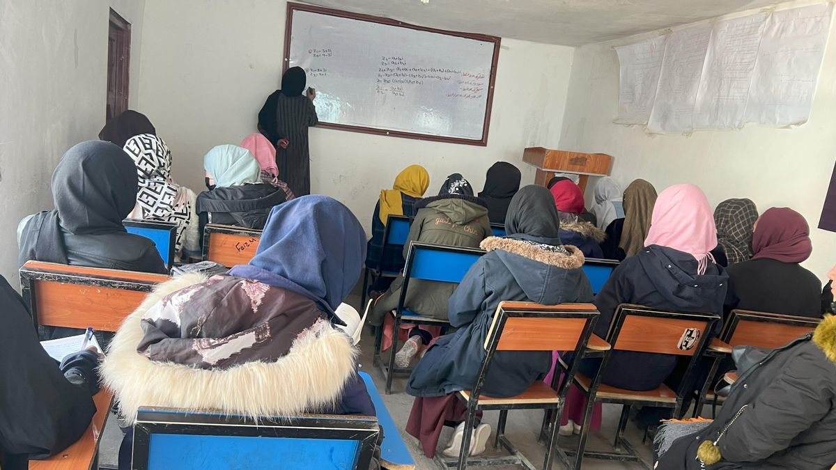 Alumnas de secundaria durante una clase de un programa de enseñanza alternativa apoyada por el Fondo Malala.