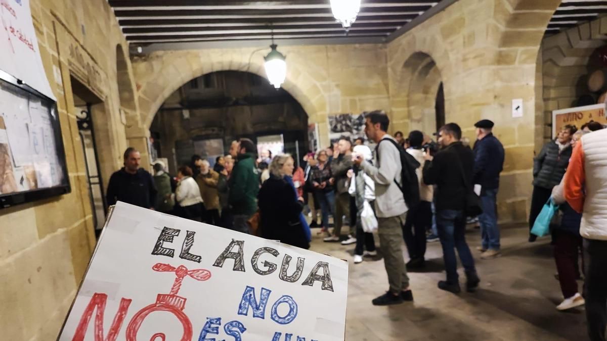 "Prácticas antidemocráticas": acusan al Ayuntamiento de Haro de vetar al vecindario el acceso al pleno que votó la privatización del agua